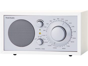 Radio da tavolo Tivoli Model One bianco/argento, vista frontale, griglia metallica, altoparlante sinistro, grande quadrante a destra