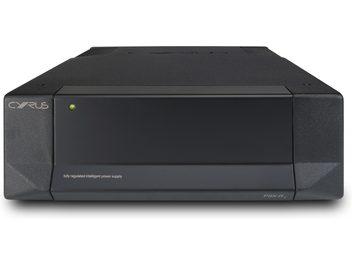 Cyrus PSX-R2 strømforsyning, matt svart rektangulært kabinett, frontpanel med grønn LED, sett forfra