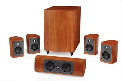 Sada kompaktních reproduktorů Tannoy HTS 100 v dřevěném provedení zahrnující subwoofer a čtyři satelity, pohled zepředu