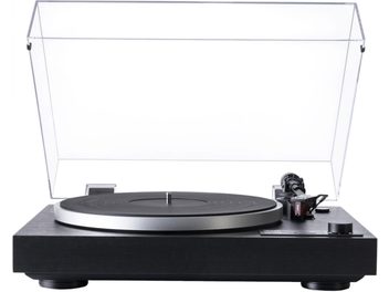 Czarny gramofon hi-fi Dual CS 429 z drewnianą podstawą, srebrnym aluminiowym talerzem, ramieniem po prawej stronie i podniesioną przezroczystą plastikową pokrywą, widok z przodu