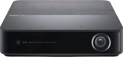 Video projektor Loewe We. BEAM črne barve, pogled od spredaj, kompaktno ohišje z zaobljenimi vogali in velikim objektivom na desni
