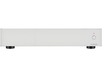 Zilverkleurige Audiolab 9000P eindversterker met strakke voorplaat, verlichte aan/uit-knop rechts en zwarte voetjes