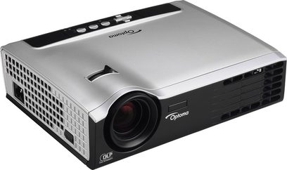 Optoma EP7150 videoprojektor i gråsølv, set forfra og oppefra, sort objektiv, ventilationsgitre, kontrolknapper