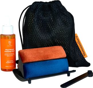 HumminGuru I-BRUSH 5-i-1 rengøringssæt til vinylplader, orange flaske, blå og orange mikrofiberruller, sort taske