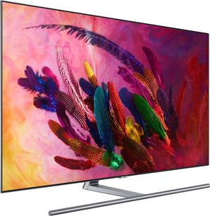 Samsung QE75Q7F 2018 fladskærms-TV, der viser et farverigt billede af flerfarvede fjer på en sløret rosa og orange baggrund