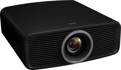Videoprojektor JVC DLA-NZ70B v černé barvě, pohled z úhlu, centrální čočka obklopená stříbrným lemováním, přední mřížka