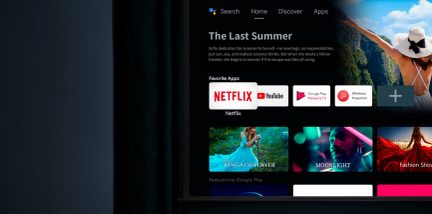 černá plochá obrazovka, zobrazované rozhraní smart TV, barevné aplikace a obrázky, bílý text na černém pozadí, částečný pohled zepředu, tenké okraje
