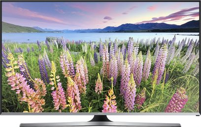 Samsung UE32J5500 TV-skærm, der viser et landskab med en sø omgivet af bjerge og blomstrende lupiner i forgrunden