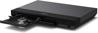 Leitor Blu-ray 4K Sony UBP-X700, vista em perspectiva, gaveta aberta com disco, caixa retangular preta, porta USB frontal