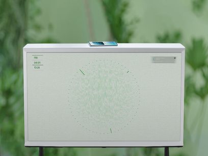 Samsung The Serif QE65LS01BB 2022 hvid TV, set forfra, viser en grøn skærm med koncentriske linjer