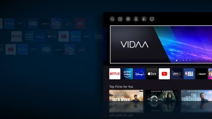 Startskærm på Vidaa-platformen med ikoner for applikationer som Netflix, Prime Video, Disney+, Apple TV+, YouTube, UEFA.tv, NBA, Deezer