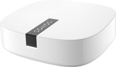 Hvid Sonos Boost netværksmusikafspiller, set oppefra i perspektiv, oversiden med "SONOS"-logo, afrundet form