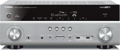 Yamaha RX-V779 titano namų kino stiprintuvas, priekinis vaizdas, mėlynos spalvos ekranas, priekinėje dalyje esantys mygtukai ir lizdai