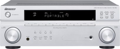 Stříbrný domácí kino zesilovač Pioneer VSX-418, pohled zepředu, čelní panel s displejem, tlačítky a ovládacími kolečky