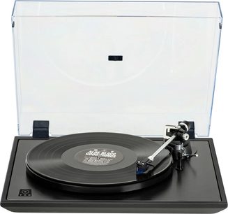 Rekkord Audio M500 sort pladespiller med 2M blue pickup, set forfra i et skråt perspektiv med åbent låg på en sort baggrund