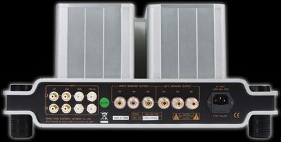 Cayin MP-100S stereo hi-fi-forstærker, set forfra, sølvfarvet front med knapper, stik og display, to højttalere i siderne
