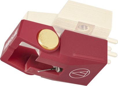 Audio Technica AT-VMN45xML vervangnaald in donkerrood plastic, ronde gouden knop aan de zijkant, metalen stylusstang zichtbaar aan de voorkant, wit logo en vier ivoorkleurige pinnen zichtbaar aan de achterkant, driekwart aanzicht vooraan
