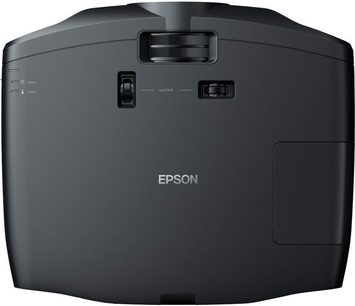 Bagsidefoto af Epson EH-TW9200 sort videoprojektor med HDMI-, USB-stik og projektorlinse
