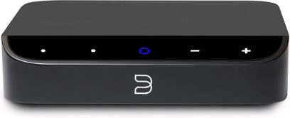 Netværksafspiller NODE NANO, set forfra, sort rektangulært kabinet, berøringsknapper på topanel, centreret logo