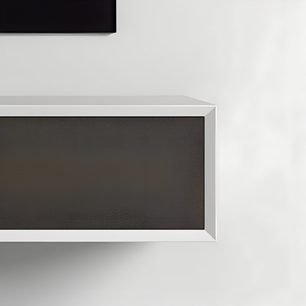 AV nábytek Clic, model TV Series Model TV55" 20S, hladký zkosený bílý rám, čelo z černé tkaniny, detailní záběr