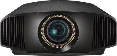 Sony VPL-VW570ES sort videoprojektor, frontvisning, centreret linse omgivet af en gylden ring, sidehullede ventilationsgitre