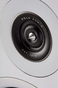 Vooraanzicht van de witte Polk Audio R100-luidspreker, close-up van de zwarte centrale tweeter in een zilveren ronde behuizing