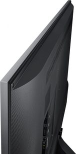 Samsung UE85JU7000 sort fladskærms-TV, set fra siden, slankt design, stikforbindelser på bagsiden