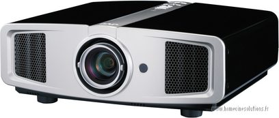 JVC DLA-HD1 sort videoprojektor, frontvisning, to indbyggede højttalere, centreret linse, sideventilationsgitre