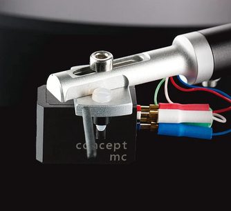 ClearAudio Concept MC sølvfarvet vinylplade-pickup, nærbillede fra siden, rørformet tonarm, farvede kabler