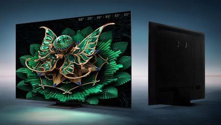Czarny telewizor z płaskim ekranem wykonany z metalu i plastiku, z ultracienką ramką, widok z przodu oraz z tyłu pod kątem trzech czwartych, pokazujący ekran od krawędzi do krawędzi na prostokątnej centralnej podstawie oraz tył z wentylacją i dwoma owalnymi wstawkami