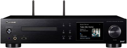 Hi-fi systém Pioneer NC-50DAB černý, pohled zepředu, LCD displej zobrazující obal alba a hudební informace