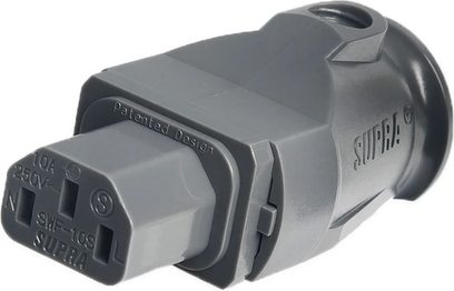Connettore IEC maschio nero e grigio, vista laterale, con l'iscrizione "SUPRA" sul corpo cilindrico
