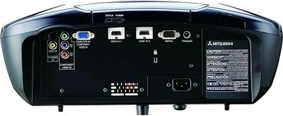Mitsubishi HC7000 videoprojektor set forfra, med tilslutninger og kontrolknapper på bagpanelet
