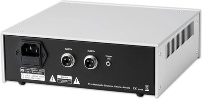 Sursă de alimentare externă Pro-Ject Power Box DS2 AMP argintie, vedere din spate cu priză de rețea, ieșiri 2x48V și trigger out