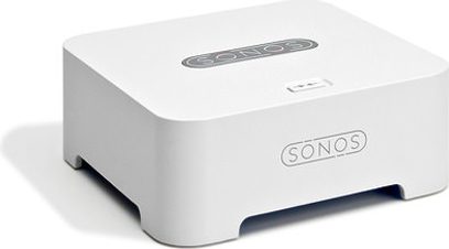Witte Sonos Bridge-behuizing, afgeronde rechthoekige vorm, donkergrijze logo bovenop, poort aan de achterkant
