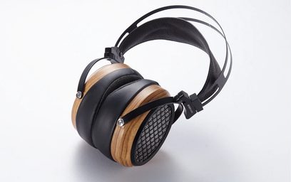 Åbent hi-fi hovedsæt fra Sendy Audio Aiva zebrano, set fra venstre profil. Sorte transducere, hovedbøjle og ørekapper i lyst året træ