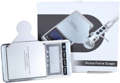 Číslicová váha Enova HIFI BPC 10 s LCD displejem na bílé brožuře s textem a schématem přístroje