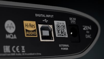 iFi Audio Zen Air Dac juodas garso DAC keitiklis. Garso ir USB jungtys, LED ekranas. Nuotrauka iš arčiau, galinė pusė