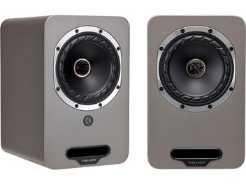 Paar compacte Fyne Audio-luidsprekers in parelmoer titanium, voorzijde met grote zwarte luidspreker en basreflexpoort