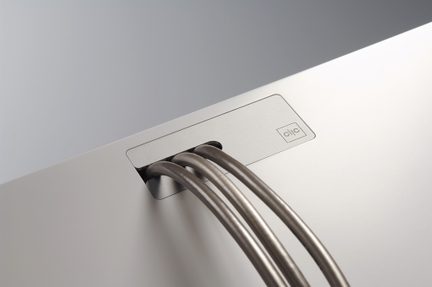 Rechteckige, eingelassene Platte aus gebürstetem Silbermetall, Kabeldurchführung mit drei grauen Kabeln und „clic“-Logo, Draufsicht