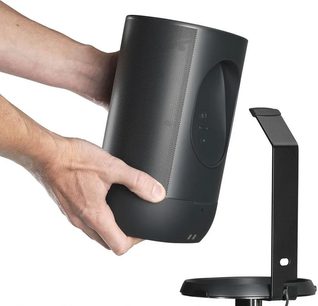 Picior de boxă Flexson negru pentru Sonos Move, suport metalic cu bază rotundă, vedere laterală cu boxa