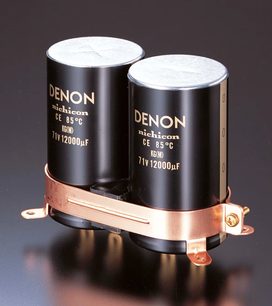 To sorte cylindriske elektrolytiske Denon nichicon CE 85°C K040 71v12000uF-kondensatorer, monteret på en kobberbakke