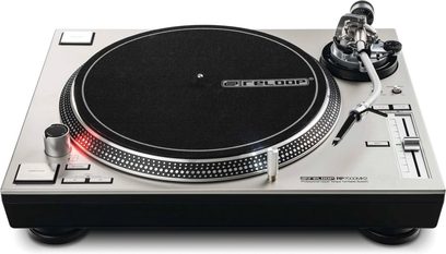 Toca-discos Reloop RP 7000 MK2 prateado, prato preto, braço de leitura, controles no chassi prateado, vista superior