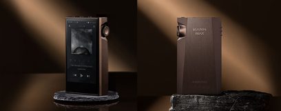 Astell&Kern Kann MAX audiofil musikafspiller i brun og brunt læderetuifodral, set forfra og fra siden på mørk baggrund