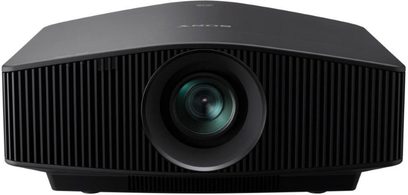 Sony VPL-VW790ES sort videoprojektor, set forfra, centreret objektiv med grønt linseelement, horisontal ventilationsgitter