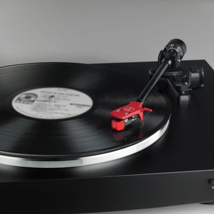 Audio Technica AT-LP3 sort pladespiller set tæt på ovenfra, tonearm med rød pickup