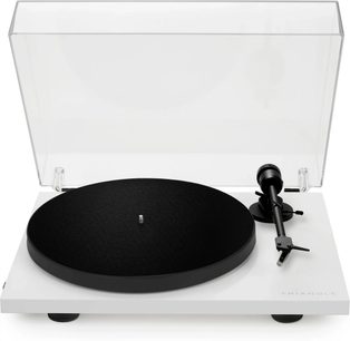 Hi-fi platenspeler Triangle Lunar 1 wit, wit chassis, zwart draaiplateau en toonarm, doorzichtige stofkap omhoog, vooraanzicht