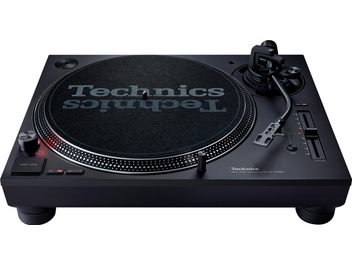 Hi-fi gramofon Technics SL-1210Mk7EG črne barve, pogled od zgoraj na belem ozadju, aluminijasti krožnik, ročica za predvajanje