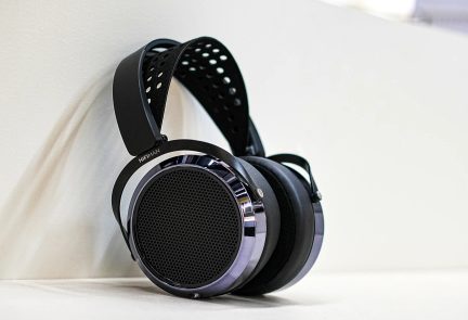 Sort HiFiMAN-hovedtelefoner med åben konstruktion, perforeret hovedbøjle og cirkulære metalgitre
