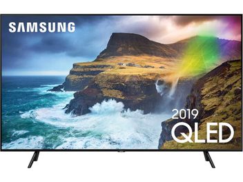 Televizor Samsung QE55Q70R QLED zobrazující obraz skalnatých útesů u oceánu s velkými vlnami a zataženou oblohou